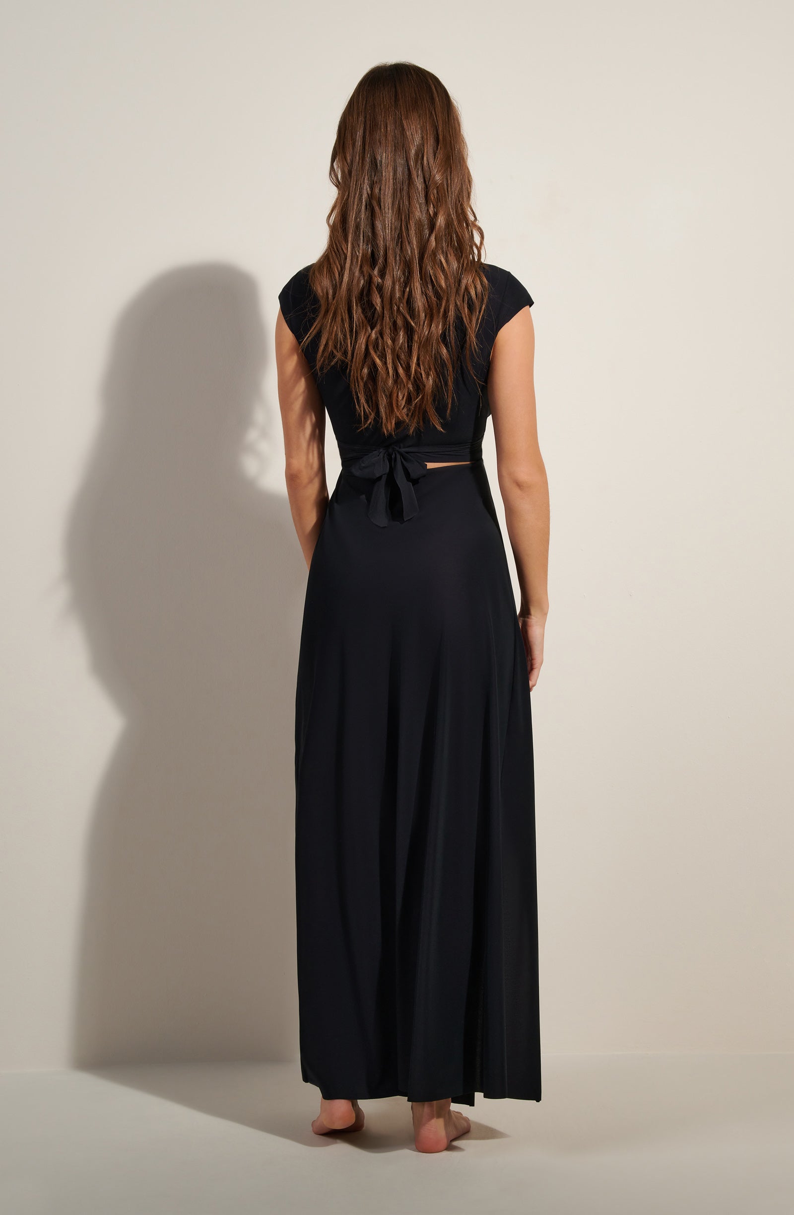 kolil Robe longue noire découpe cropped