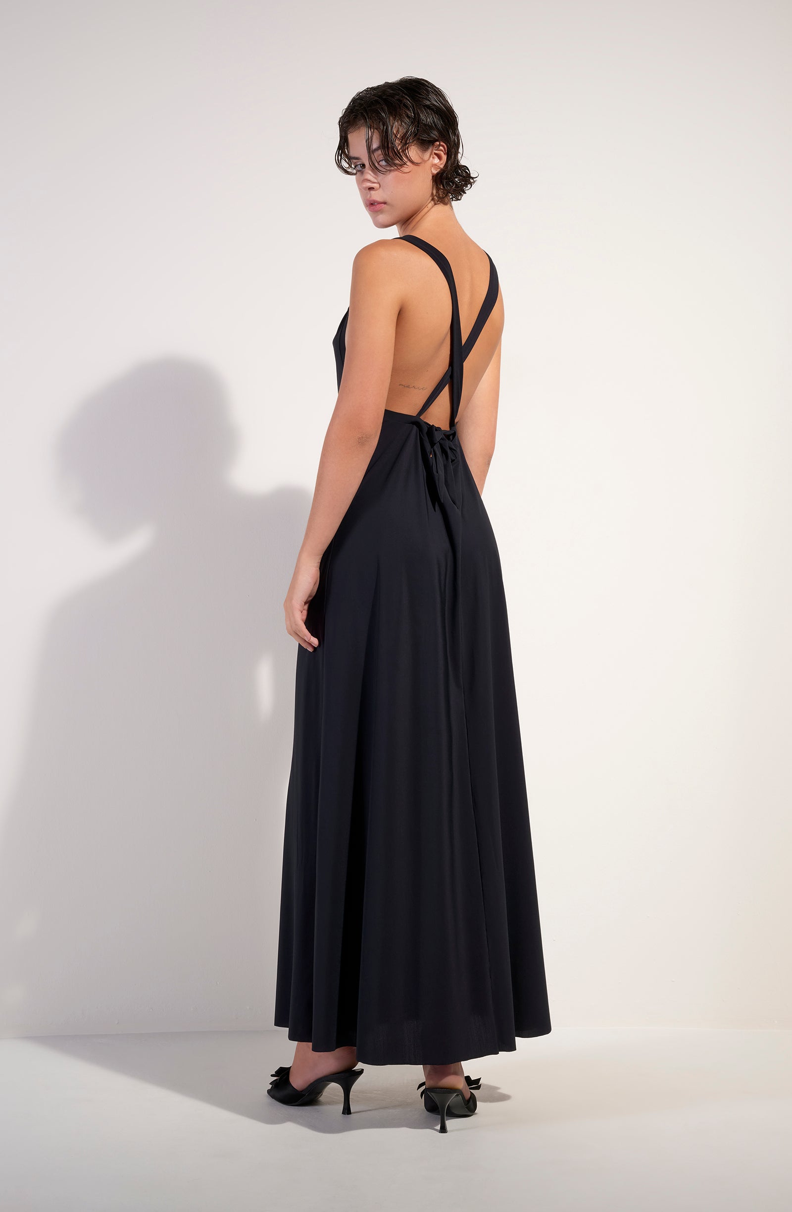 licie robe longue dos nu en voile extensible noire
