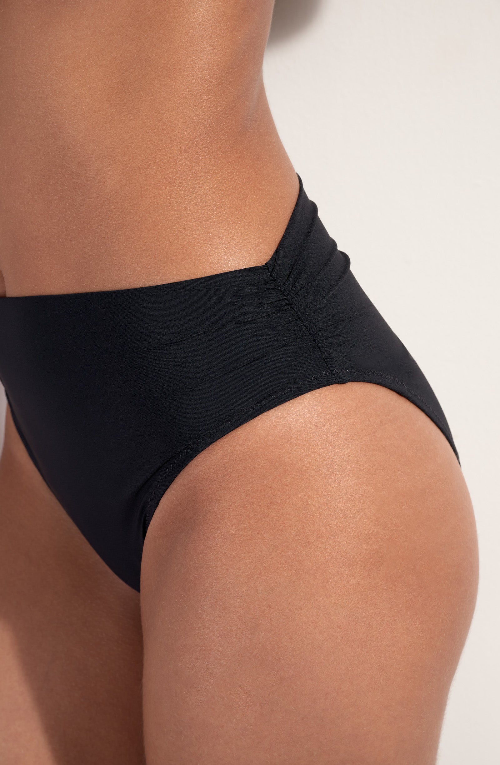 mishi mo bas de maillot de bain taille haute emboitante noir