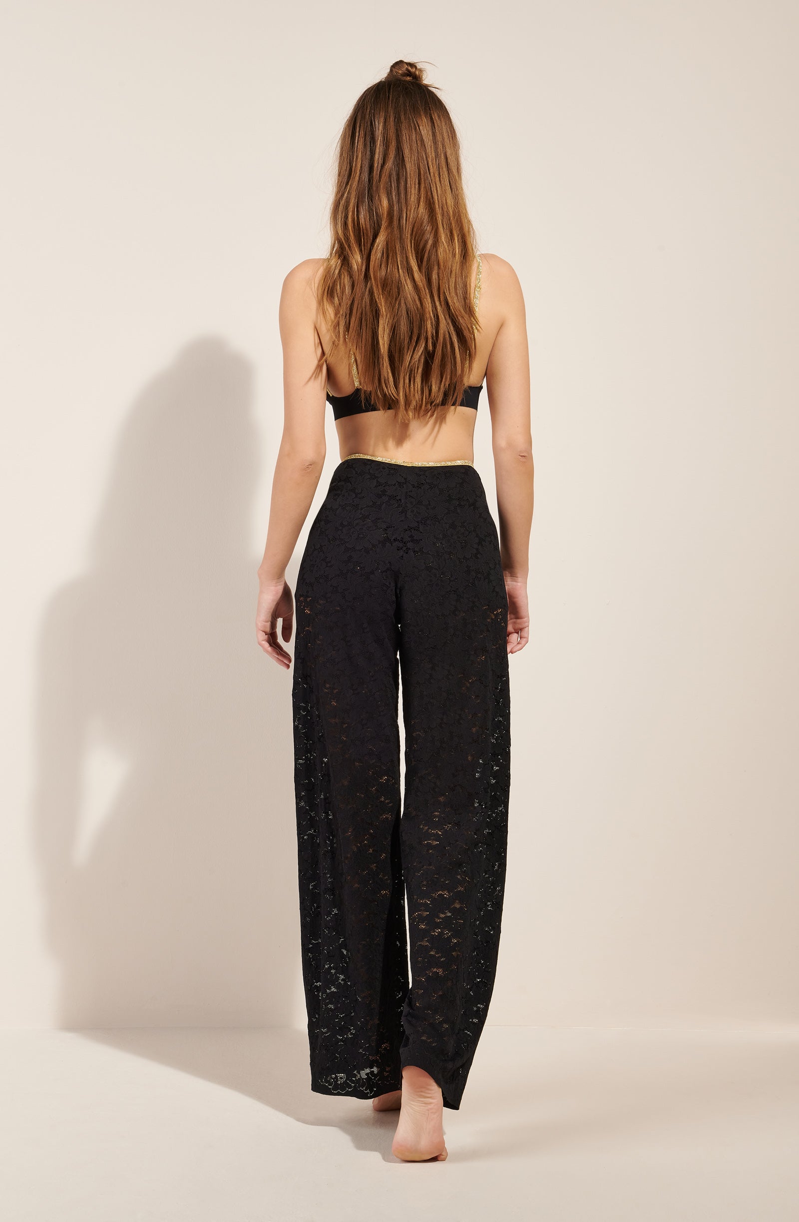 paige noir Pantalon droit en dentelle noir avec finitions lurex dorées