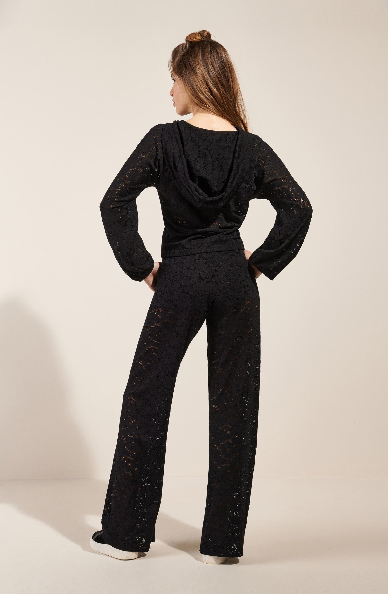 paige noir Pantalon droit en dentelle noir avec finitions lurex dorées