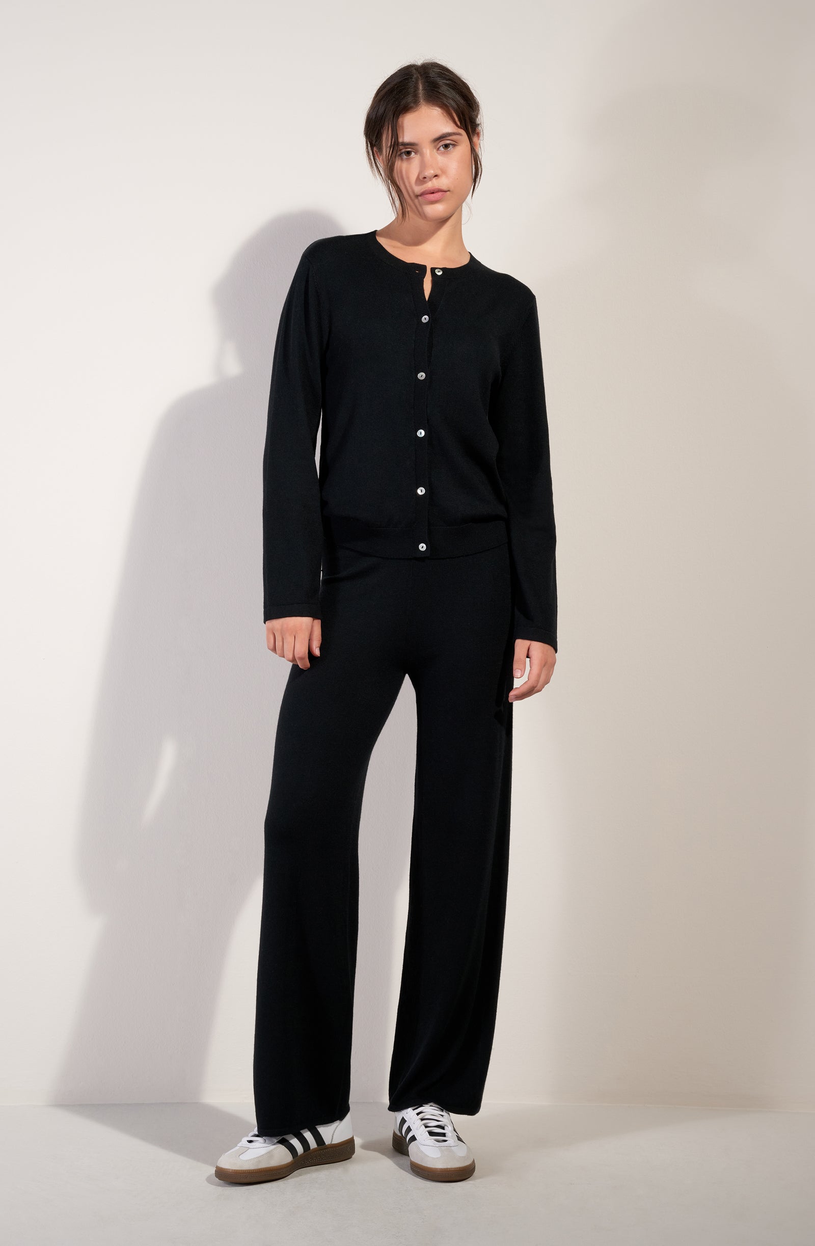 giuli
Black long-sleeved vest