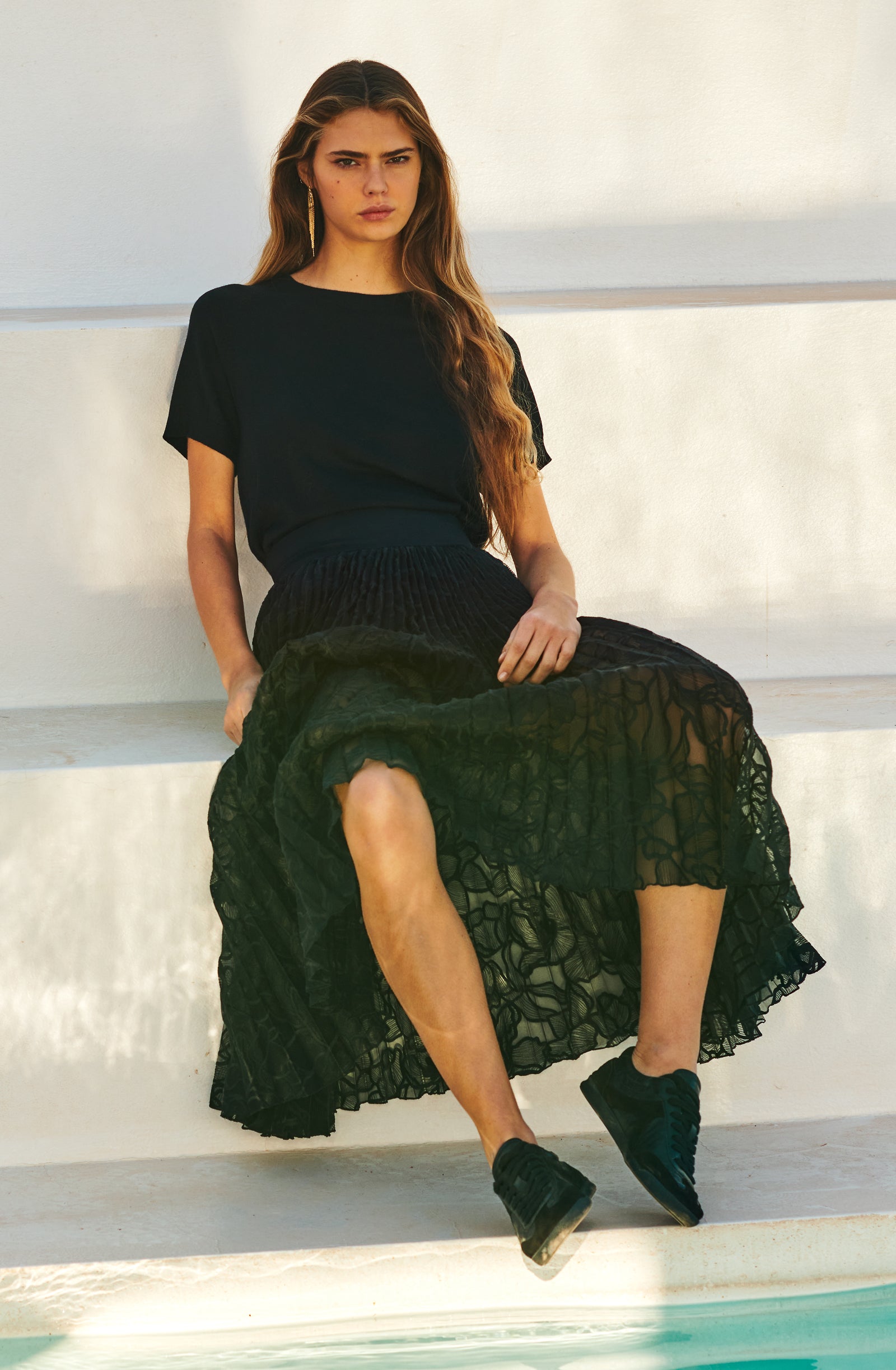 mona
Black short-sleeved top