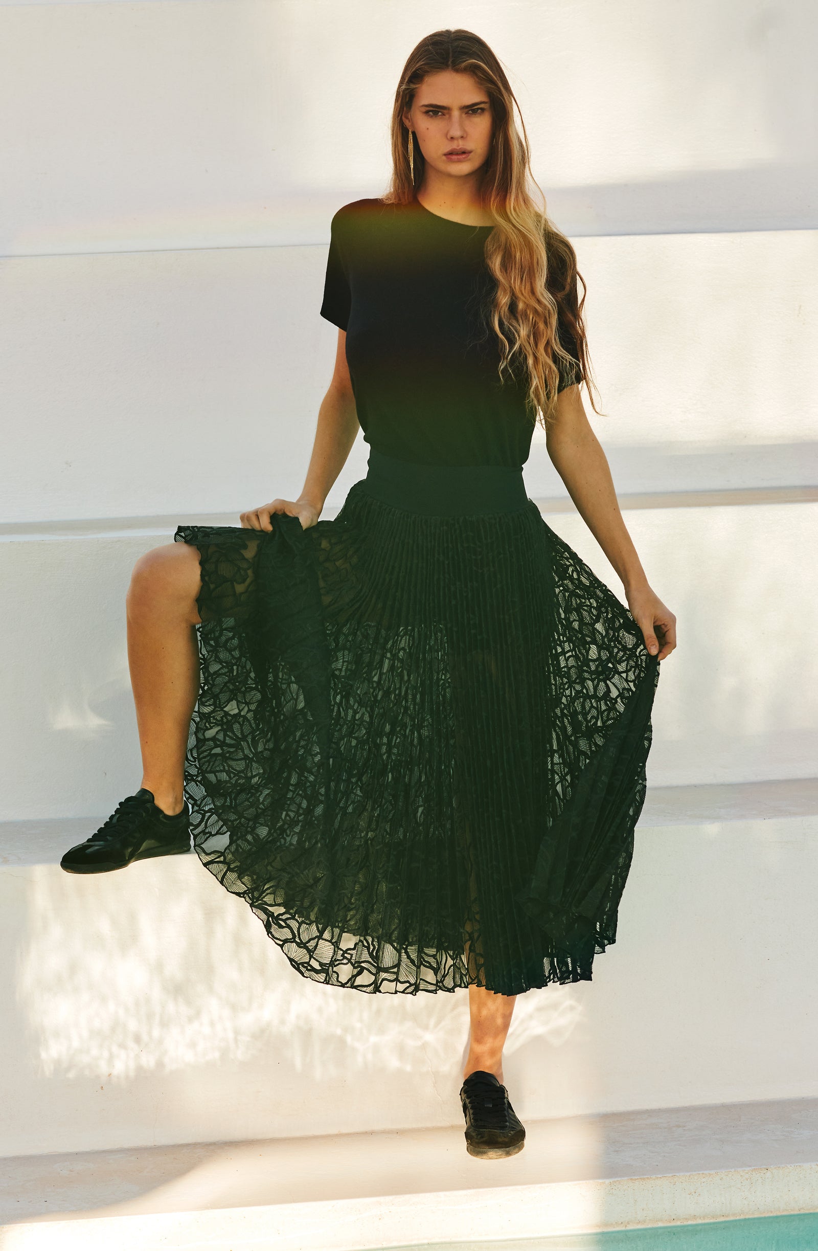 mona
Black short-sleeved top