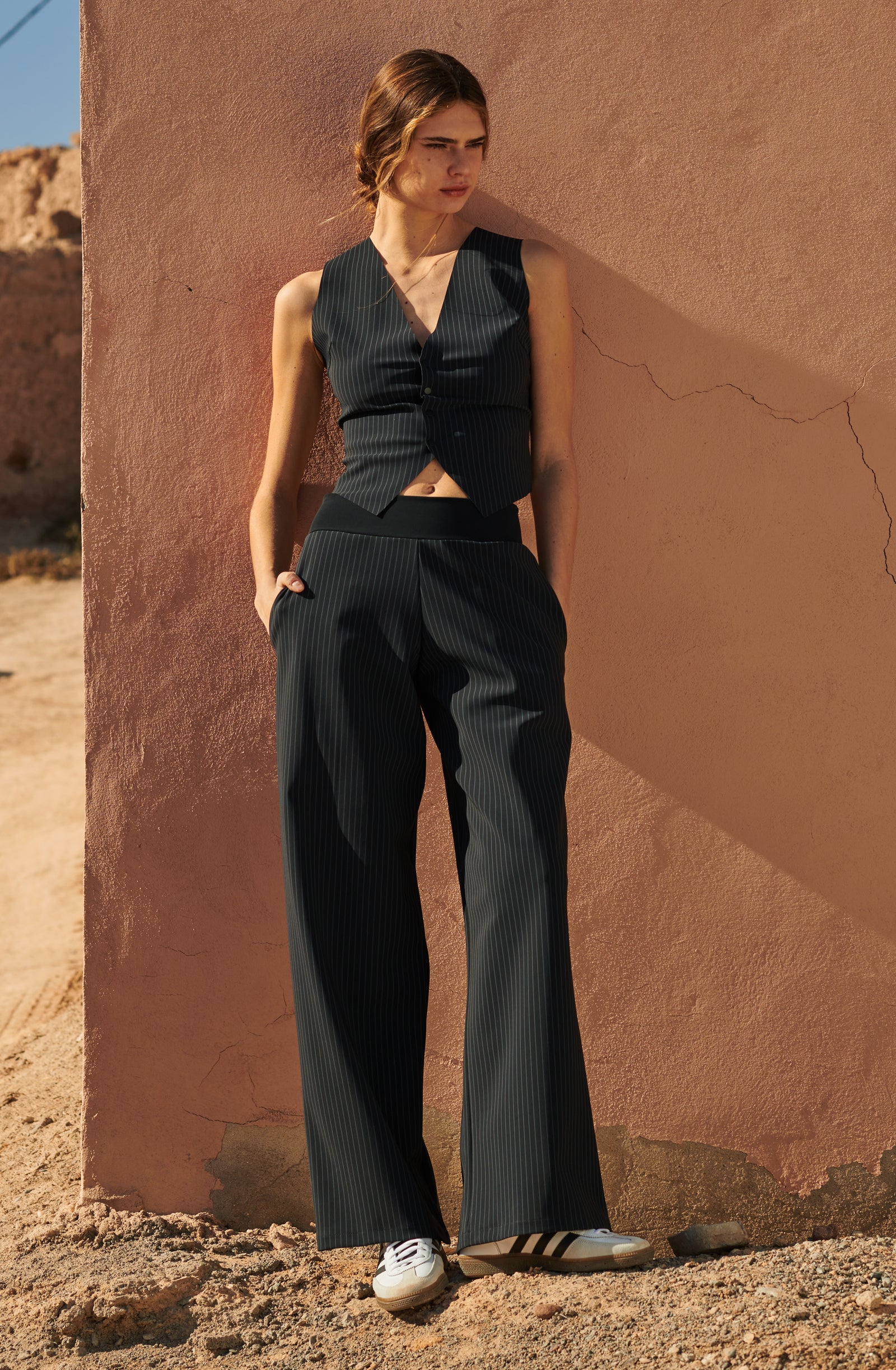 peryne
Pantalon large noir à rayures