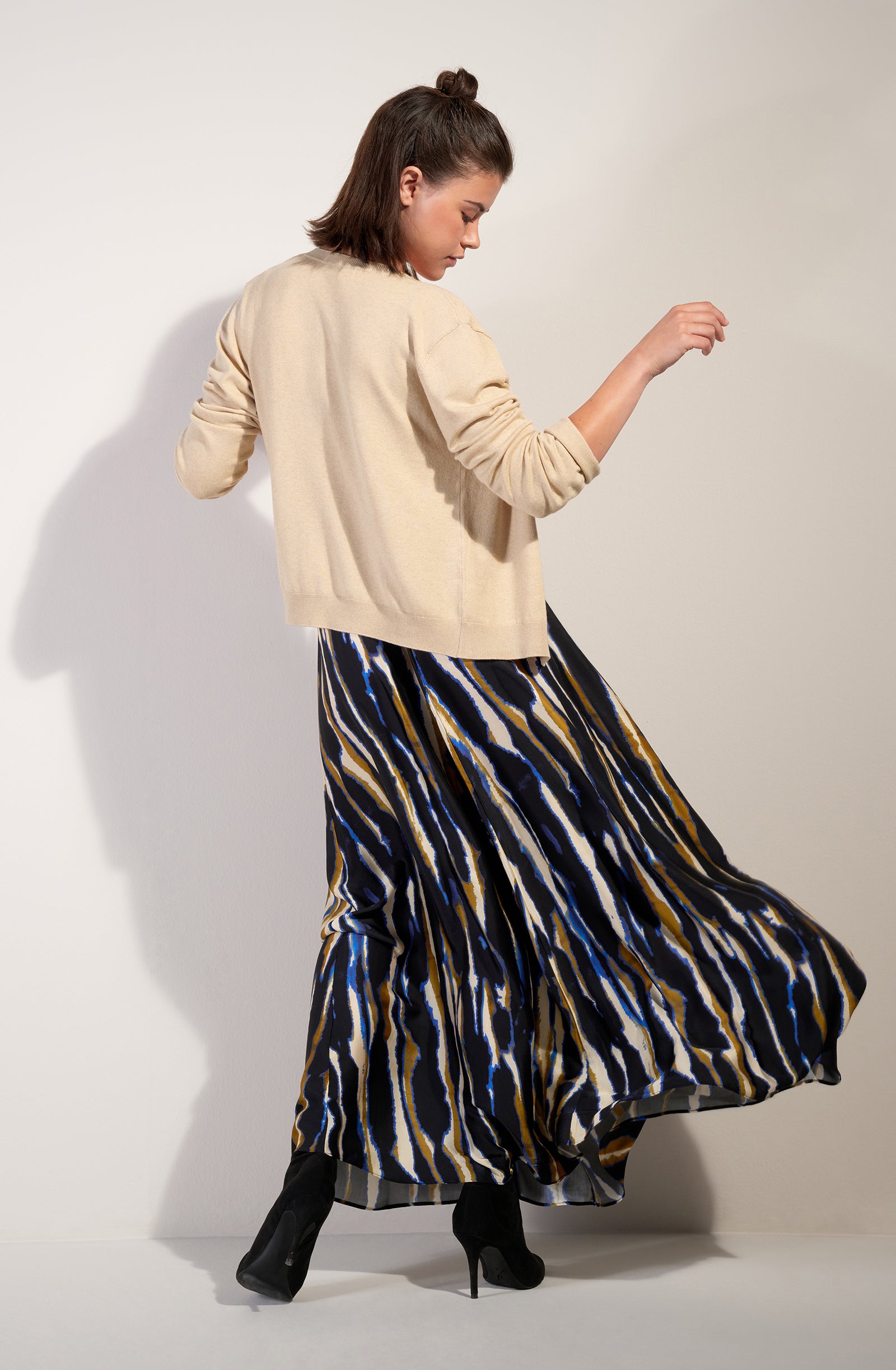 scotty
Long tie-dye skirt