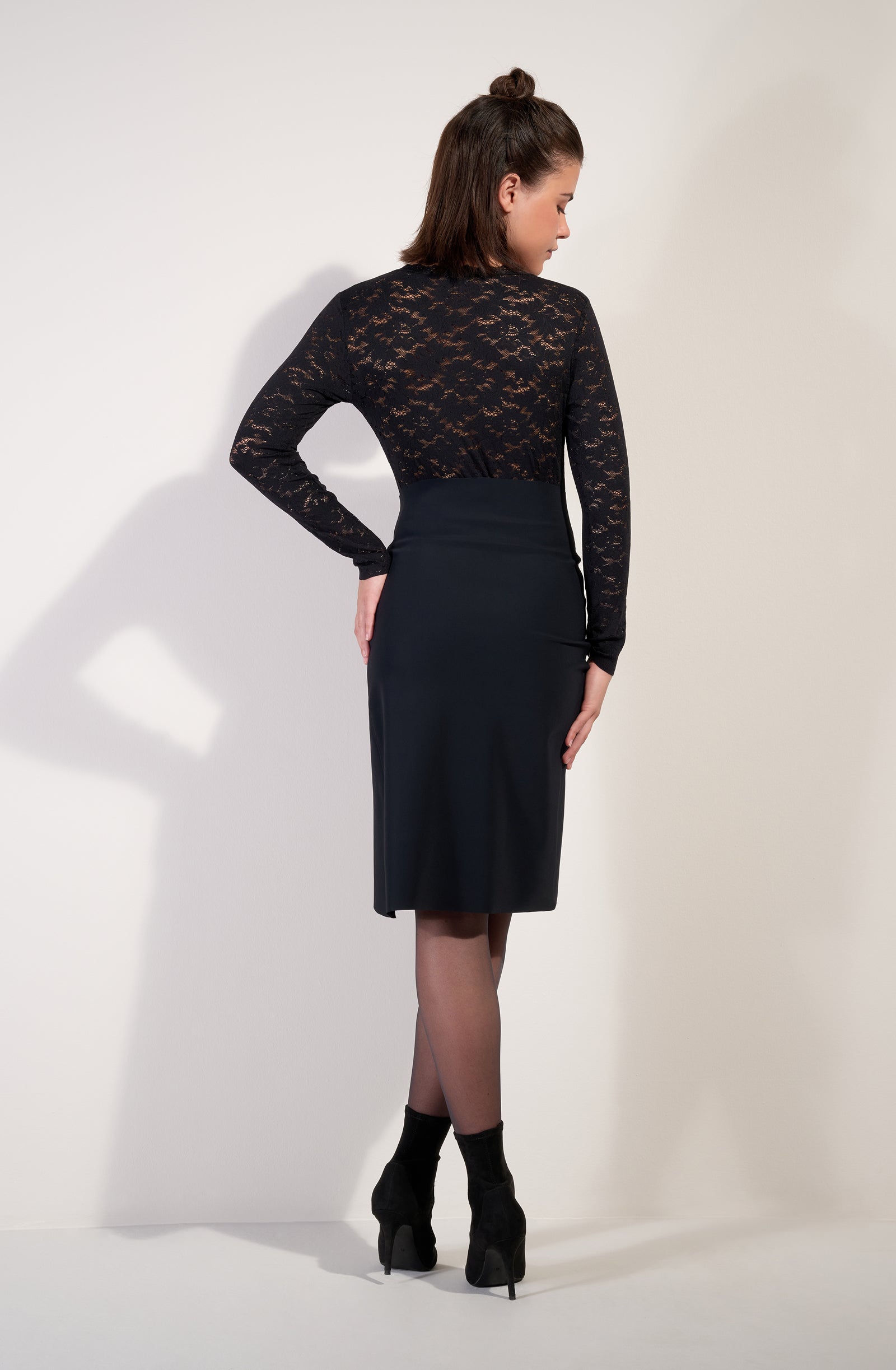 yonha
Black high-waisted tulip skirt