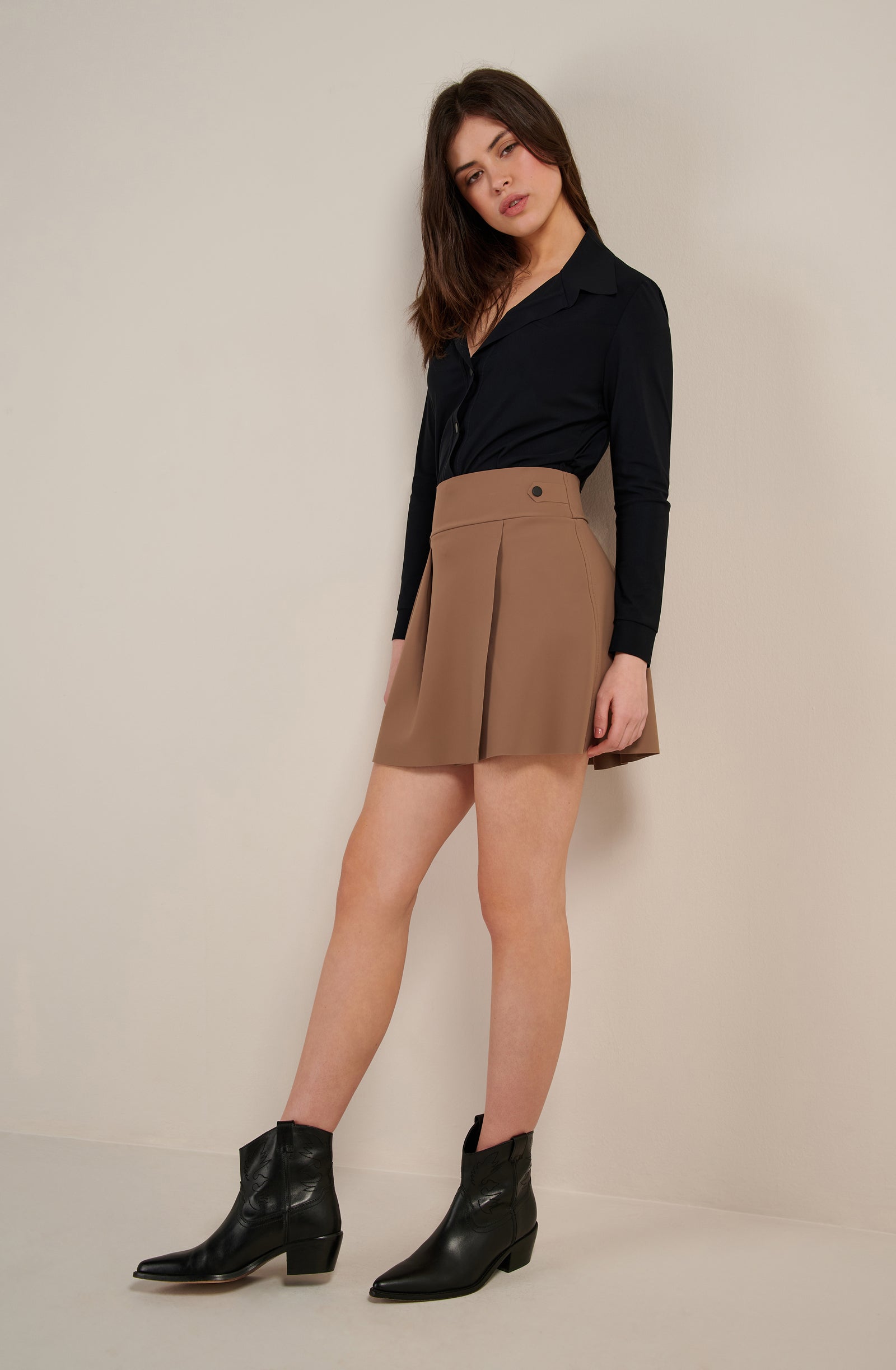 jill Jupe courte plissée taupe